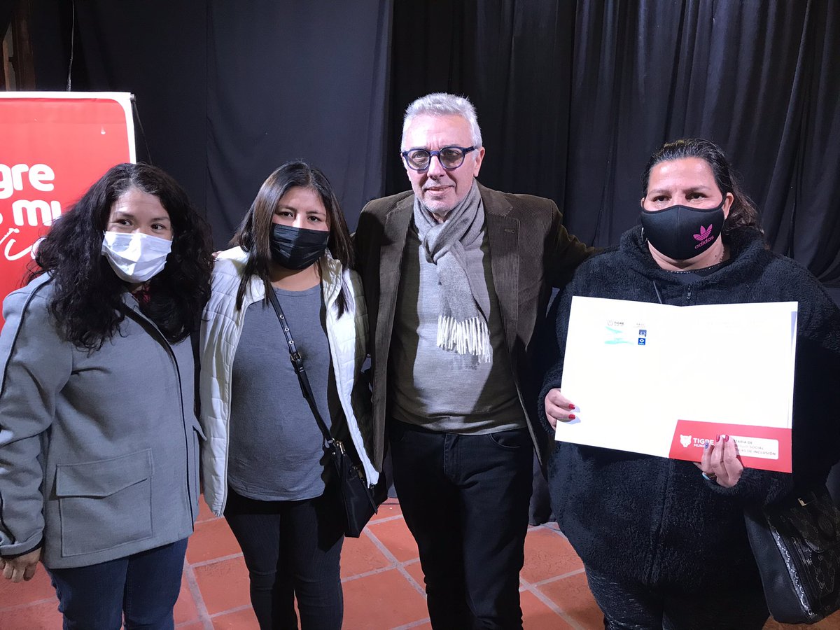 ZamoraJulio's tweet photo. Realizamos la entrega de la Tarjeta PAOC a diferentes comedores y merenderos del distrito. Esta modalidad permitirá una mayor transparencia con mejor autonomía para comprar los productos frescos. ¡Seguimos brindando herramientas para mejorar el desarrollo social!

#TigreEsMiVida https://t.co/7CXhimkHx4