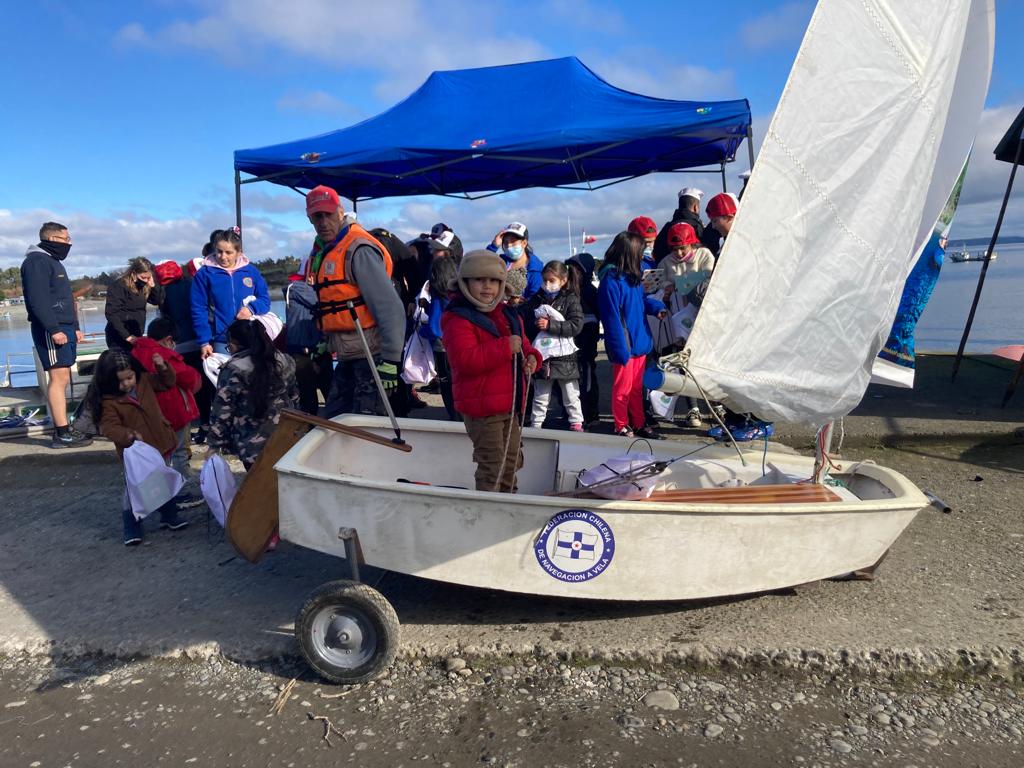 Armada_Chile's tweet photo. En #Chiloé 80 niños y niñas de los sectores de  #Butachauques, #Chauques e #IslaTac se sumaron a la conmemoración del #MesDelMar participando de clínicas de velas impulsadas por la Capitanía de Puerto de #Quemchi

#QuintaZonaNaval #ElMarDeTodos https://t.co/yVMYfzXRic