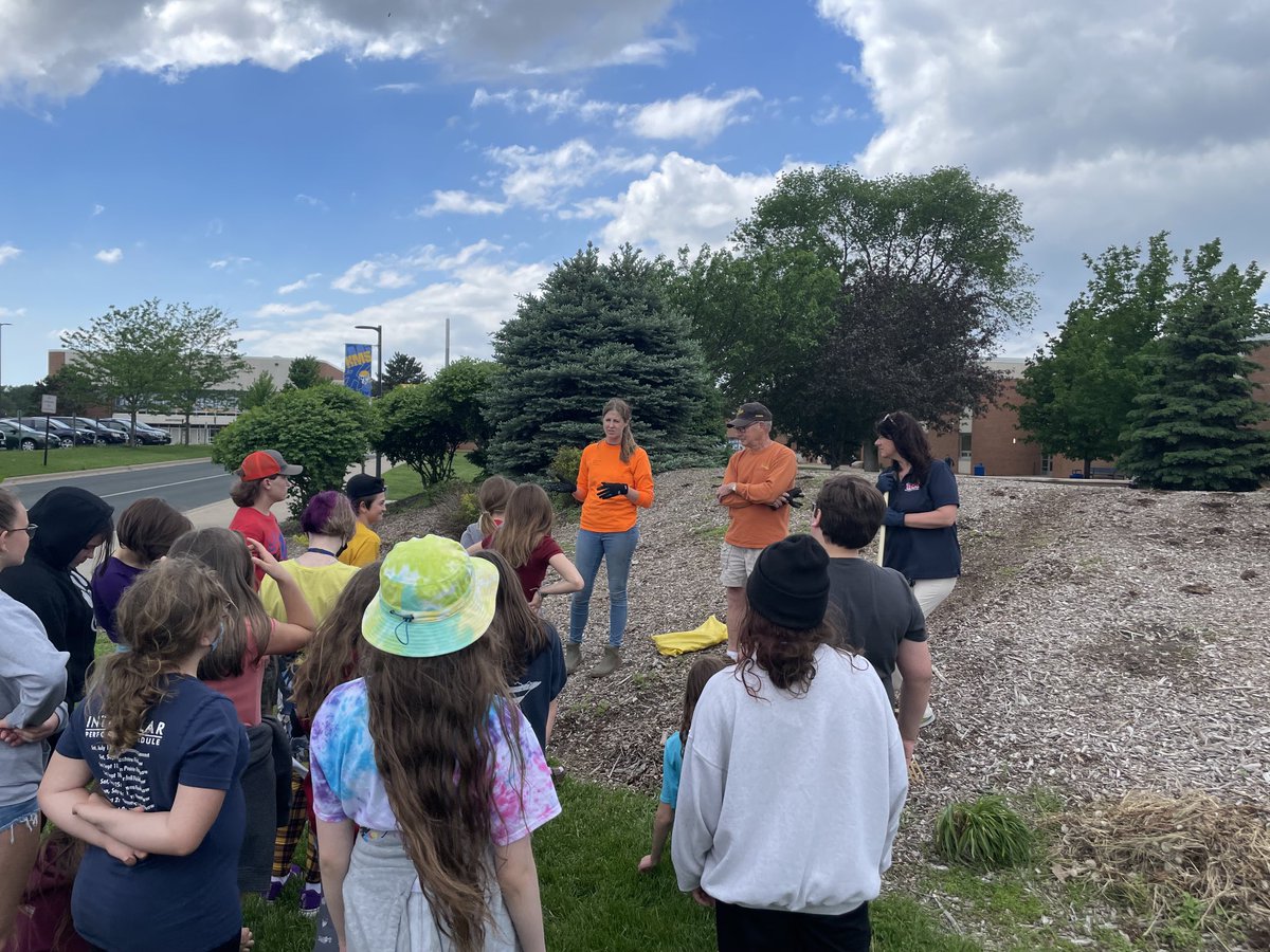 mn_hastings's tweet photo. HMS students and staff are partnering with the Mn DNR, Pheasnats Forever and Mn Native Lanscapes ⁦@MNLcorp⁩ in planting a pollinator garden! Everyone worked hard and we look forward to watching it develop! https://t.co/BKkI2RHNqE