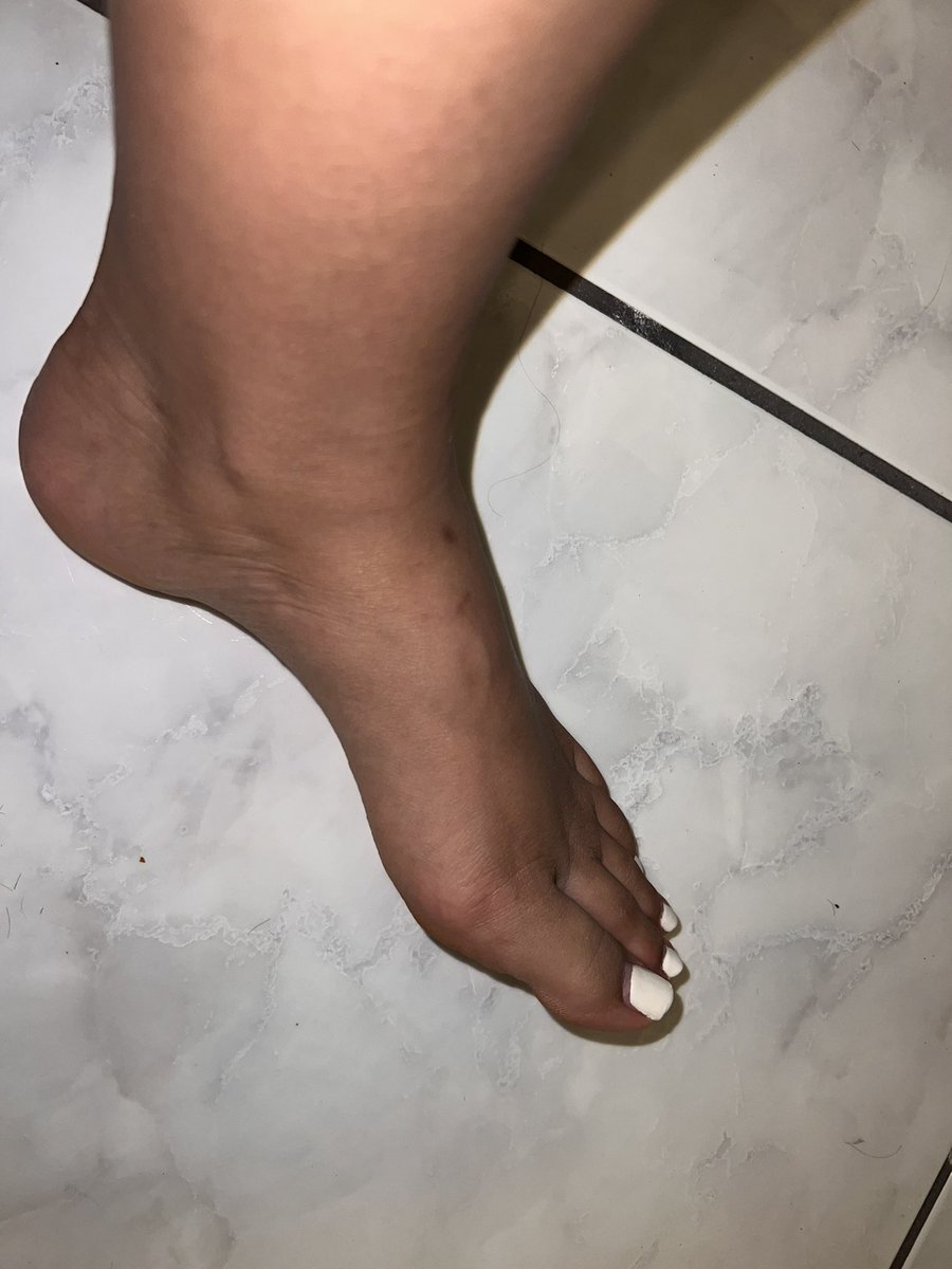 Blindedfantasy1's tweet photo. #feetworship #feetfetish #feetpics #sellingcontent #teen #girl #legs #horny https://t.co/CsUX5oyyHW