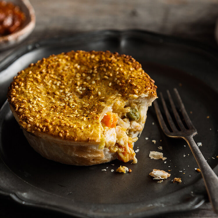 BanjosBakery's tweet photo. Tis the season to stay snuggled up and enjoy comfort food, like our curried chicken pie with rich warm curry flavours YUMMY 😋

#winter #firstdayofwinter #comfortfood #currychickenpie #handmade #bakedfresh #banjosbakery #bakingthingsbetter https://t.co/XaKj3PFWfA