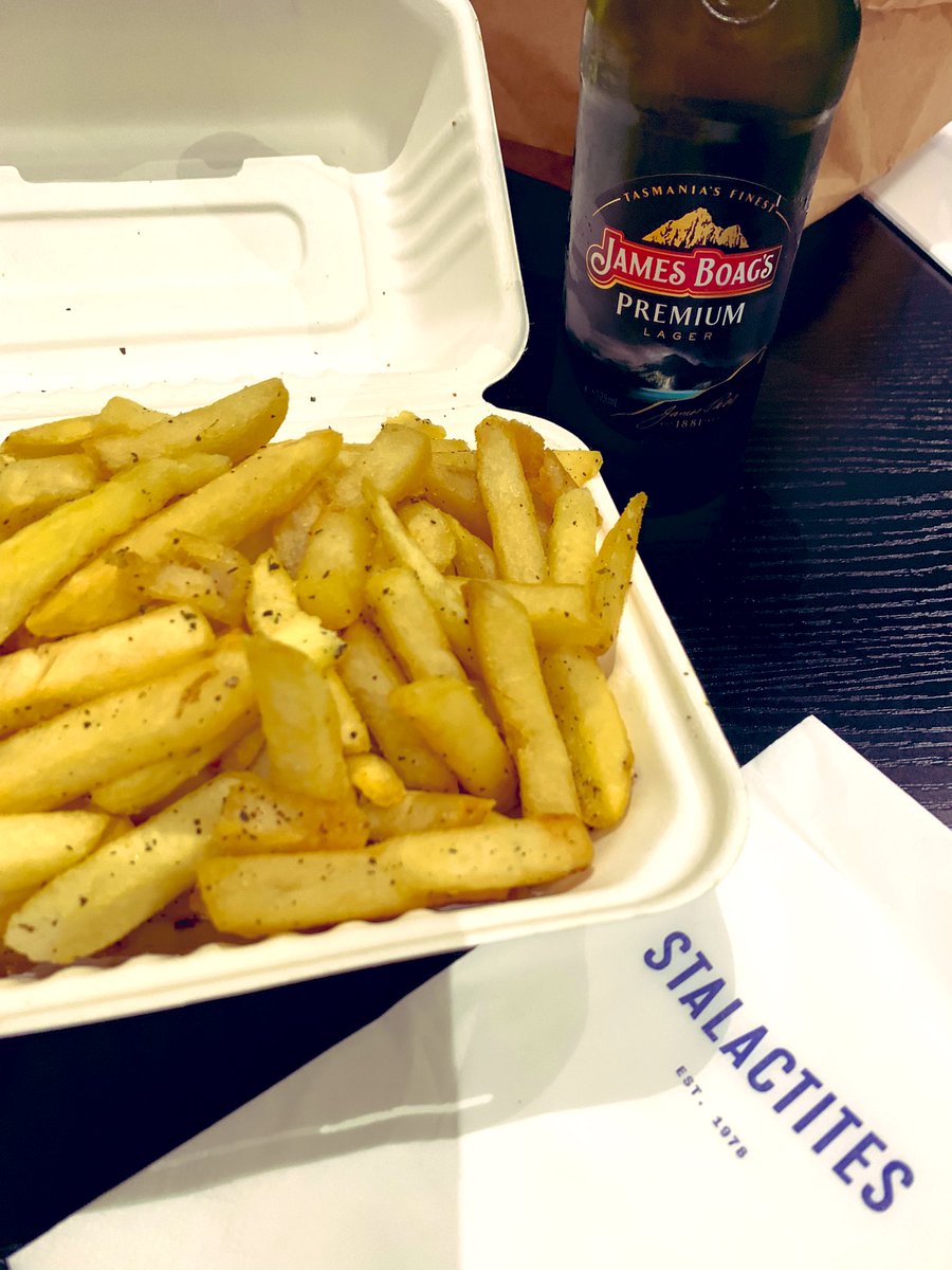 YOKOHAMATIQUE's tweet photo. いつかの夜です。チップスとビール、胸焼けます。
#おうちごはん
#晩酌
#宅飲み
#家飲み
#おうち居酒屋
#Twitter晩酌部
#お酒好きな人と繋がりたい
#jamesboags
#料理記録
#食事記録
#メルボルン
#ビール
#フライドポテト
#stalactites 
#Twitter家庭料理部
#料理好きな人と繋がりたい https://t.co/Bdi4qF0ibn