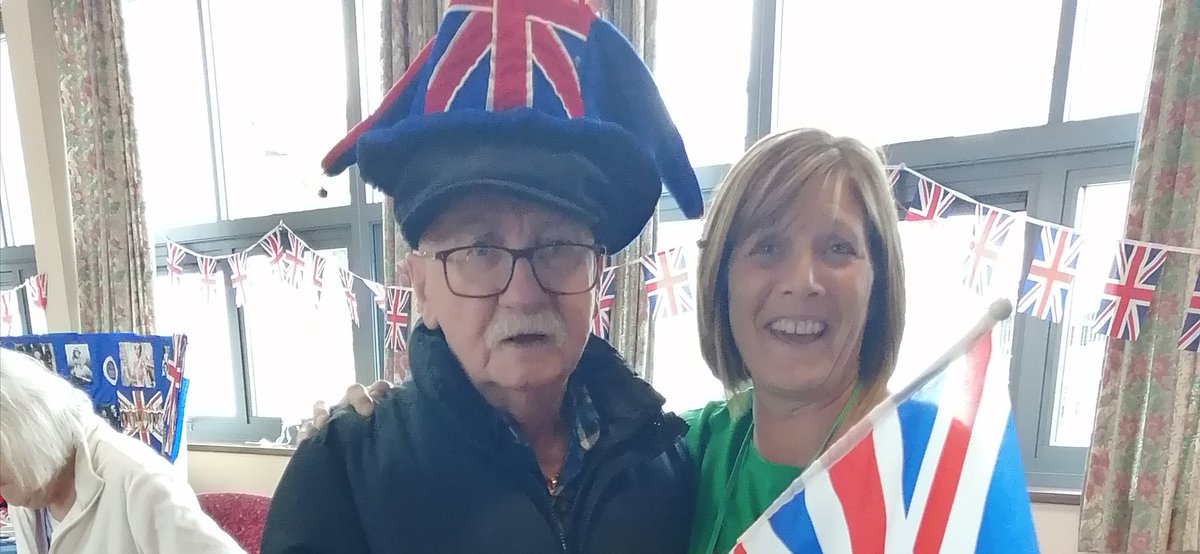 ChesterfieldCG's tweet photo. Preparations have been continuing at Tontine Road over the last few days in the build up to the Platinum Jubilee 👑⛪🧓🇬🇧

Our Jubilee week starts Monday the 6th of June and runs until Friday the 10th. With fish and chips lunch and entertainment all week!! 🎤🎶🐟🍟 https://t.co/9MjgDpEELG