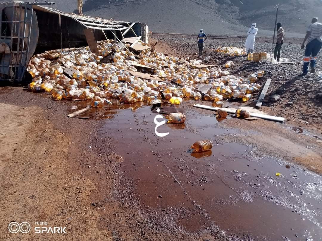 A vehicle carrying large quantities of table oil overturned on its way towards the Mauritanian town of Zouerate.
This oil is coming within the framework of the #WorldFoodProgram as an aid to the Sahrawi refugee camps in #Tindouf districts in #Algeria