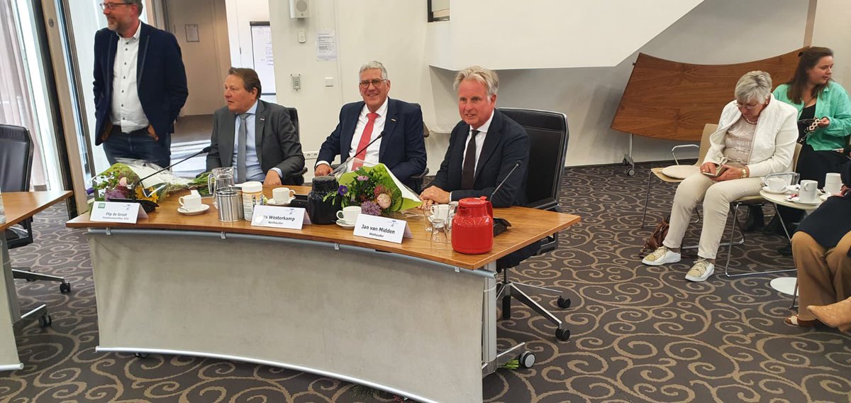 Vanavond door de raad van Laren benoemd tot wethouder. Ik dank de raad en ook mijn partij Larens Behoud voor het vertrouwen. Met veel enthousiasme en motivatie ga ik aan de slag of beter gaan wij aan de slag. #Laren #LarensBehoud