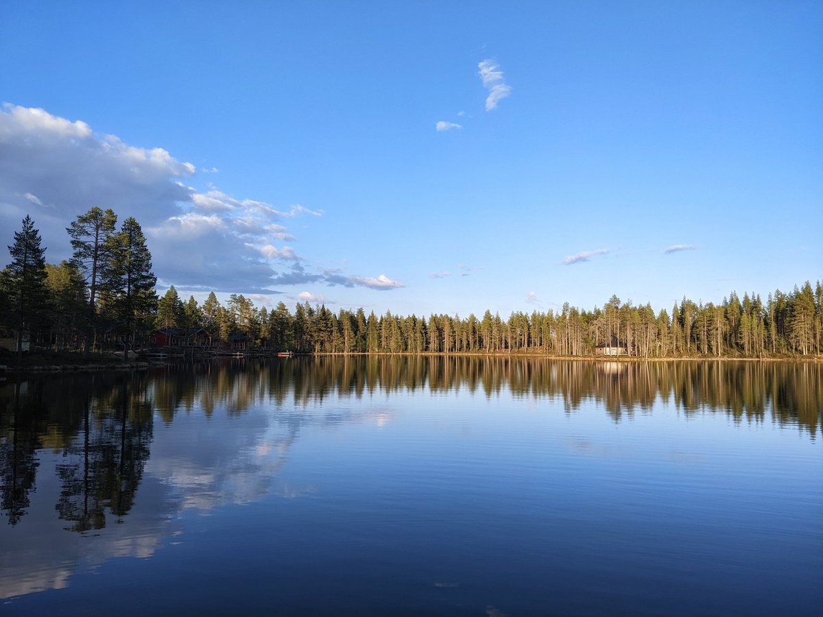 Whatever brings you to the lake, take a breath and enjoy the stillness 💚. #zweden #sweden #lapland #summer #sun #midnightsun #happiness #outdoorguide #outdoorlife #explorethenorth #dreamjob