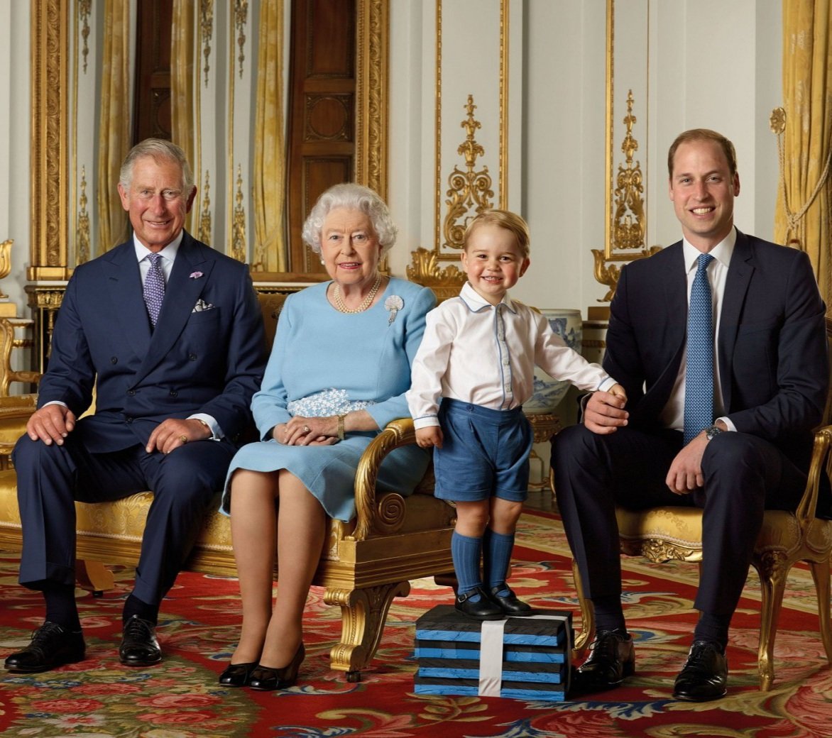 lovewalesfamily's tweet photo. The Queen and her heirs in 2015 👑
#PlatinumJubilee https://t.co/5YpCXKLrs3