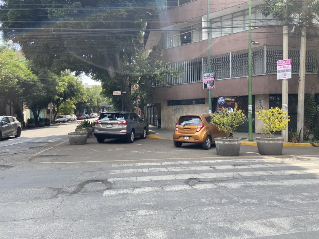 Elegrumpy's tweet photo. Una vez mas pido su apoyo @UCS_GCDMX @OVIALCDMX @SSC_CDMX  para liberar PASO PEATONAL de la esquina Gabino Barreda y Fco Díaz Covarrubias en la Mismos coches diferente hora @AlcCuauhtemocMx @SandraCuevas_ https://t.co/nGbALxVy0F