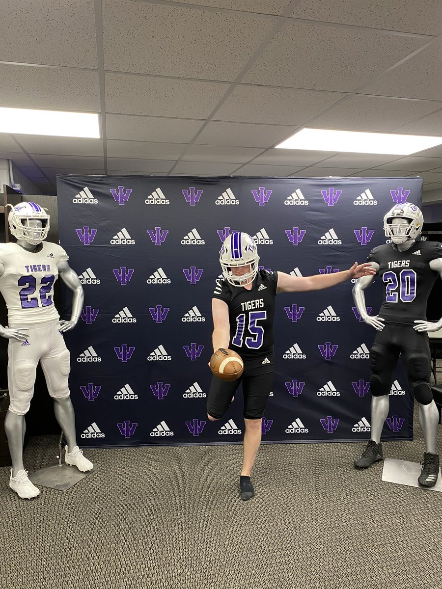 travisfossumkp's tweet photo. Thanks to @CoachDaniels_IW for the visit today lots of good people in the program. Can’t wait to move in this fall 🐯❕@IWTigerFootball https://t.co/I3aEhhM62F
