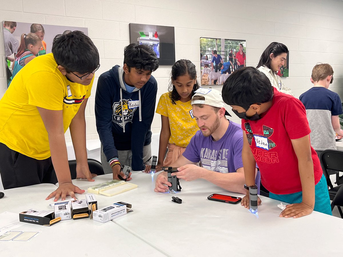 VU_Biophotonics's tweet photo. Earlier this month, members from our @SPIEtweets student chapter did an outreach event with students from @Tennessee4H and had so much fun showing the kids optics demonstrations 😄💡🔬 https://t.co/hQ8pqNhzbz