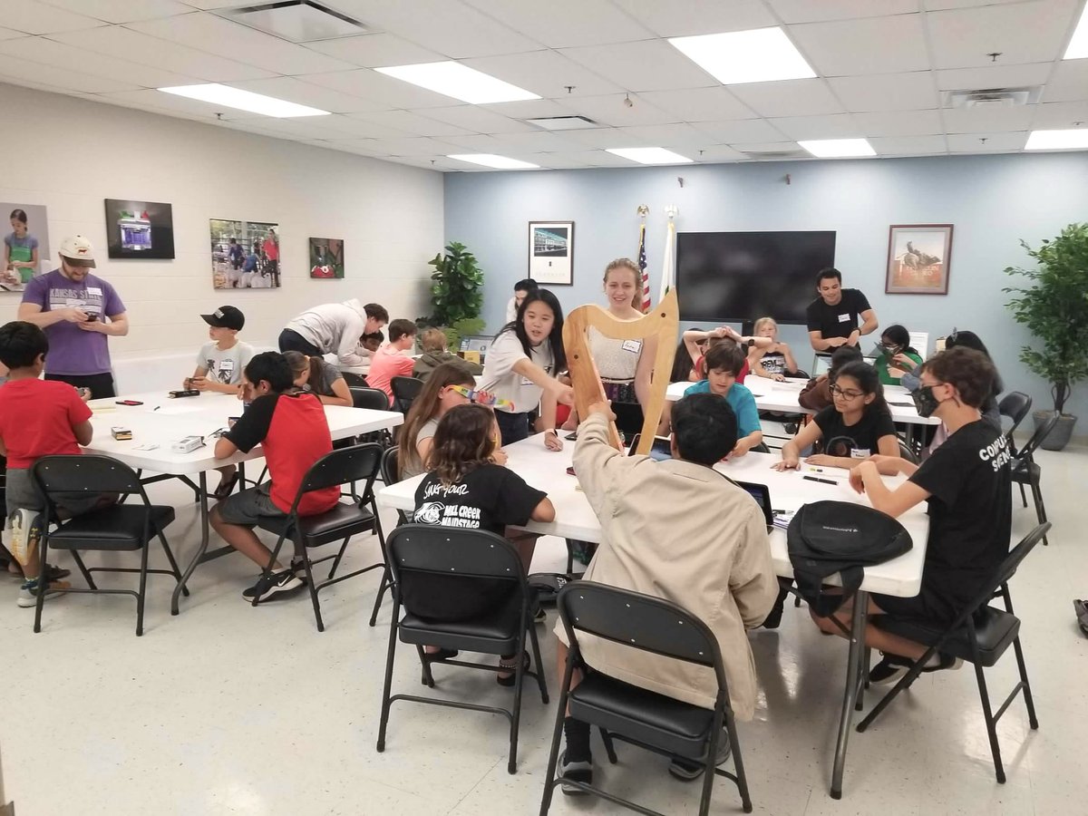 VU_Biophotonics's tweet photo. Earlier this month, members from our @SPIEtweets student chapter did an outreach event with students from @Tennessee4H and had so much fun showing the kids optics demonstrations 😄💡🔬 https://t.co/hQ8pqNhzbz