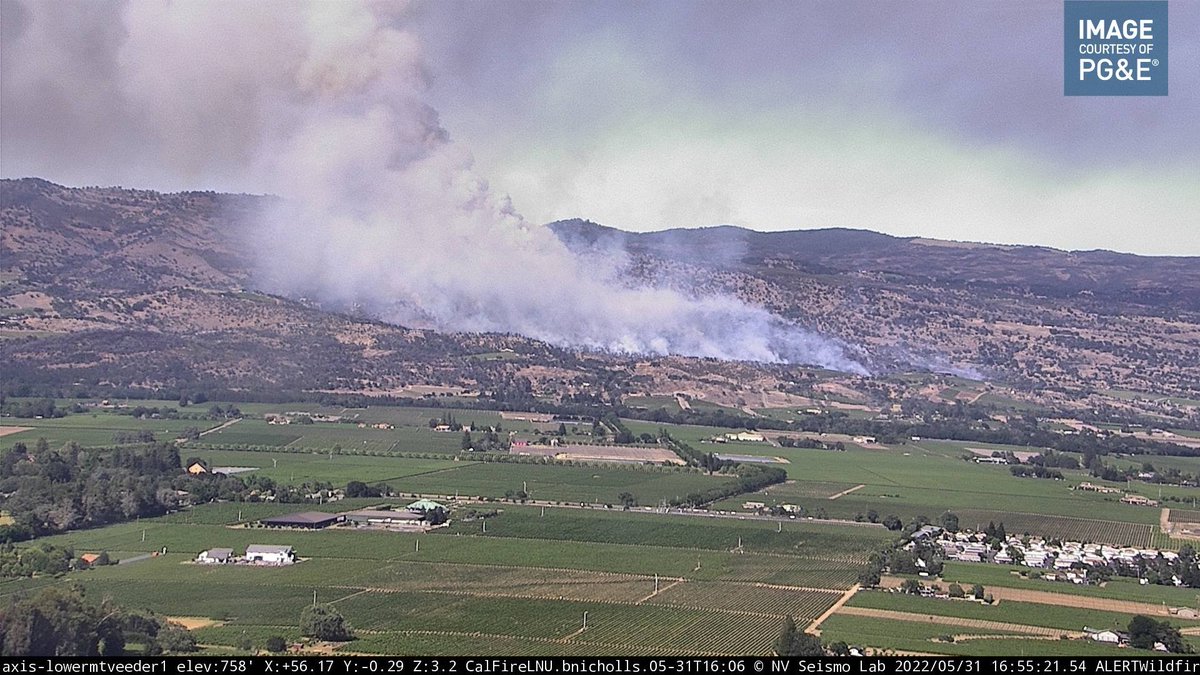 CAFireScanner's tweet image. #OldFire (Napa Co) - IC reports the fire is now 100 acres. Evacuations now posted on the @Zonehaven app (red = mandatory, blue = advisory): community.zonehaven.com/?latlon=38.411…