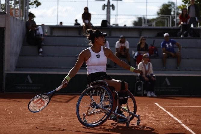mathewson_dana's tweet photo. Happy to have gotten my first win here in Paris! On to the quarterfinals @adidasUS 💪🏼🌟🧱 
📸: Loic Wacziack/FFT #wheelchairtennis #rolandgarros #adidastennis @lifeatdeloitte @TheHartford @rolandgarros @WilsonTennis @RGKWheelchairs https://t.co/0XJ3jAeRYh