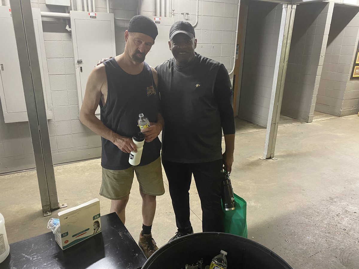 Willow grove Twi is out beating the heat. Not only are we icing down some waters but stop and take a quick quiz so you can recognize the signs of dehydration /cc @JenMillerUPSer @RobertCapone17 @jackchud22 @ChesapeakUPSers @dmmknox @DJEJZ @RobertB84008711