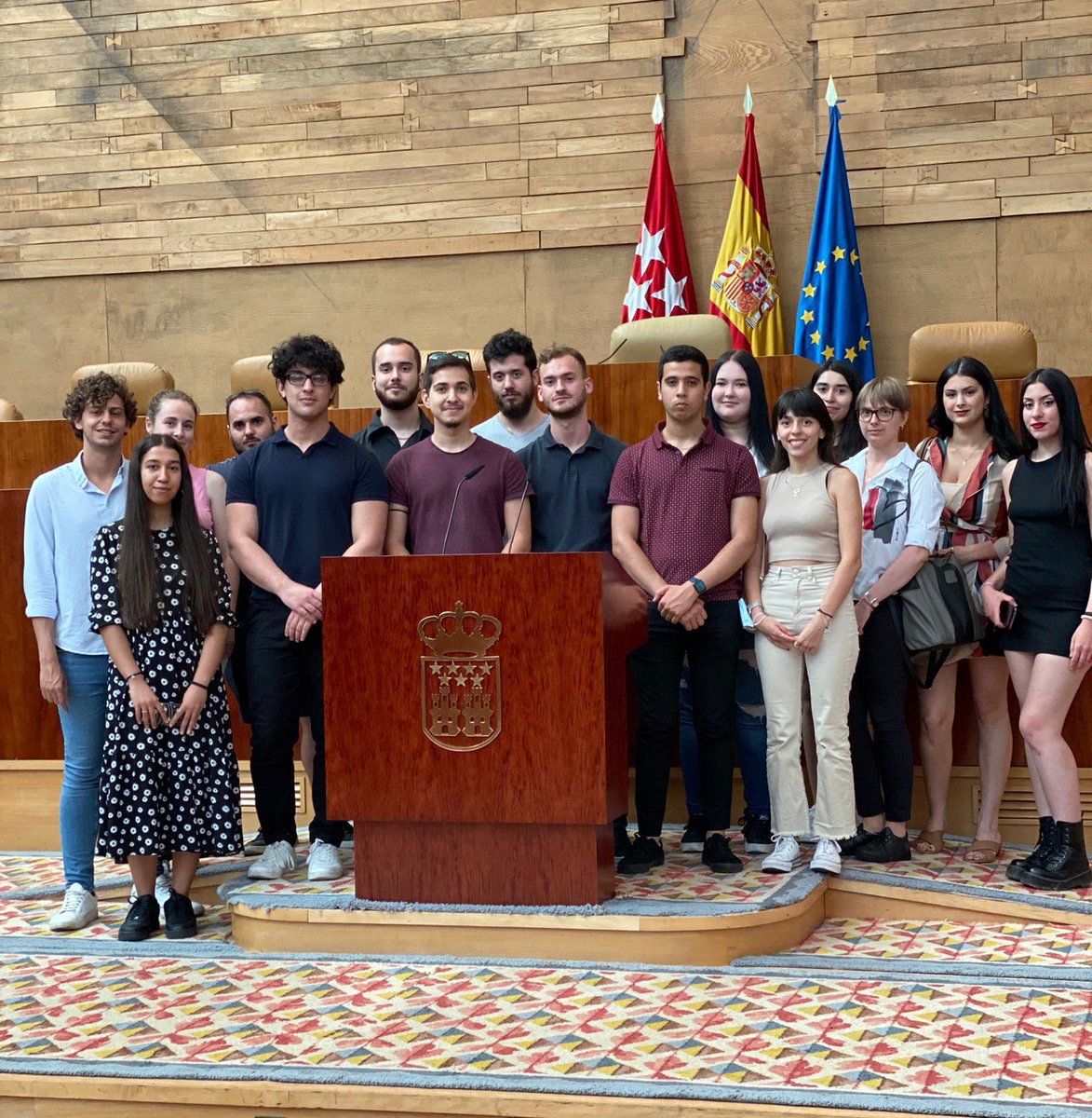 Hoy hemos tenido dos visitas una de la asociación <a href="/legisactio_urjc/">legisactio_urjc</a> y luego a los compis de @JSMoncloAravaca y <a href="/JSMCentro/">Juventudes Socialistas de Madrid Centro /❤️</a> 

Un gusto siempre abrir las puertas de la asamblea😀
