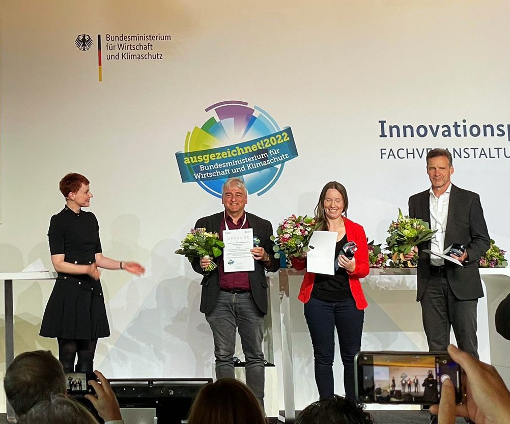 landnetz's tweet photo. Glückwunsch! @landnetz wurde mit dem #Reallabore #Innovationspreis 2022 in der Kategorie "Einblicke" ausgezeichnet. @bmel @LfULG  #fraunhoferivi @tudresden_de https://t.co/J7tM7bJQTO