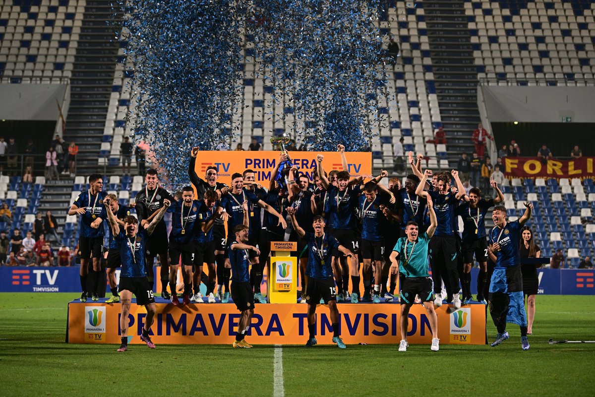 Inter's tweet photo. 🏆 | CAMPIONI 

L'Inter primavera è campione d'Italia per la decima volta nella storia nerazzurra🏆🖤💙

#InterYouth #FORZAINTER https://t.co/ao4MDPoKEB