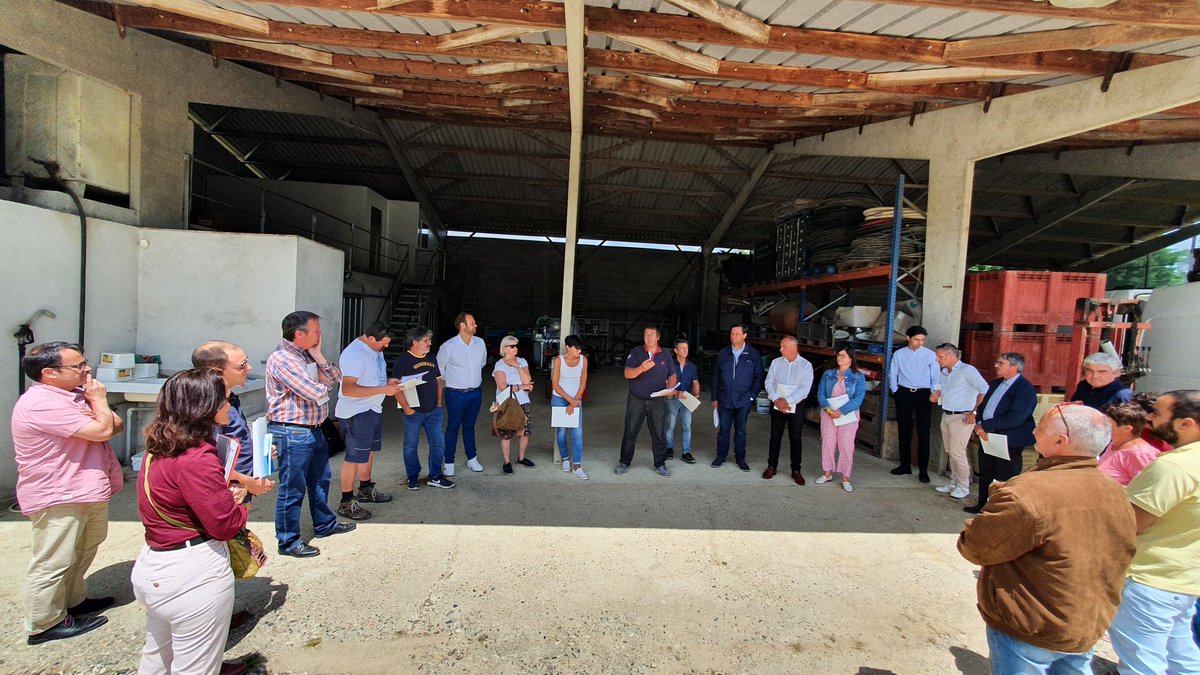 Débats riches ce 31/05 avec les candidats aux législatives de la 12è circo, dans le cadre de la semaine des ruralités vivantes, à l'appel de <a href="/FNSEA33/">FNSEA de la Gironde</a> et <a href="/JA_Gironde/">Jeunes Agriculteurs 33</a> , sur l'exploitation viticole et fraisicole de JM.Pra, à Cours-de-Monségur.
Confrontation constructive des projets