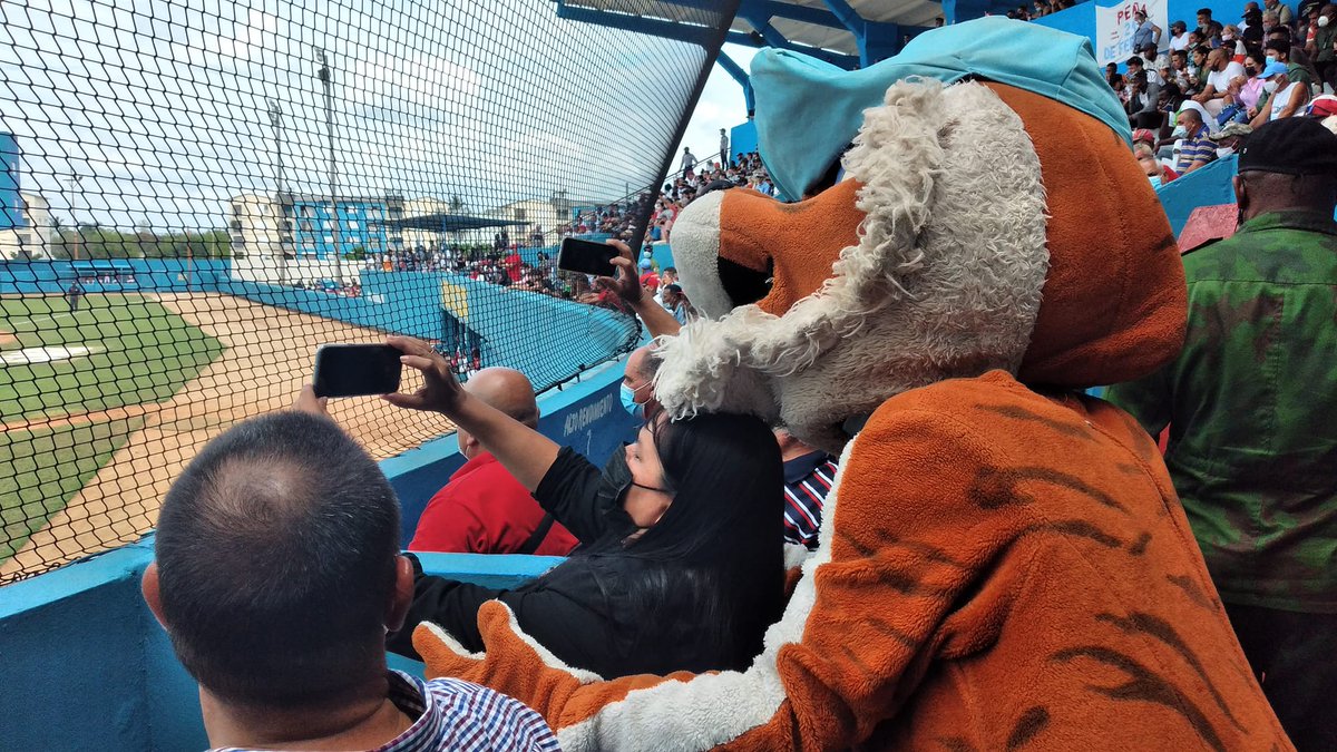 CiegoPortal's tweet photo. #AHORA: #SNB61: Cuarto juego entre los equipos de #CiegodeAvila y #Mayabeque en el estadio en el estadio José Ramón Cepero
👉Nos fuimos a extra inning: el marcador sigue 2x2 entre #Tigres y #Huracanes. 🔥Arde el #Cepero!! #ArribaCampeones!!!
📸 Osvaldo Gutiérrez Gómez https://t.co/orAMRO1OZI