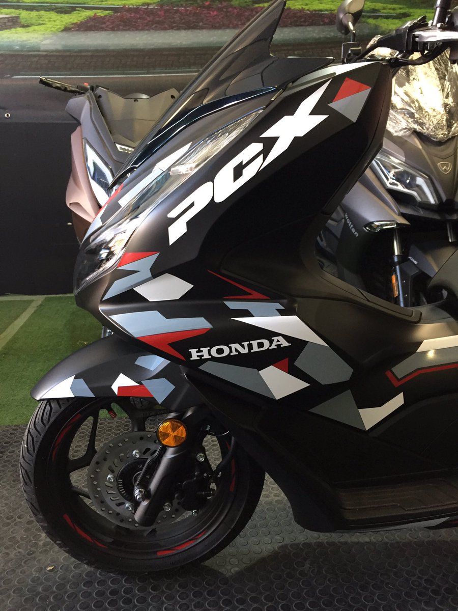 KINICREA's tweet photo. New design for this @HondaMotosES PCX #pcx #camou #designyourlife #beCREA https://t.co/UeyBBOzSCn