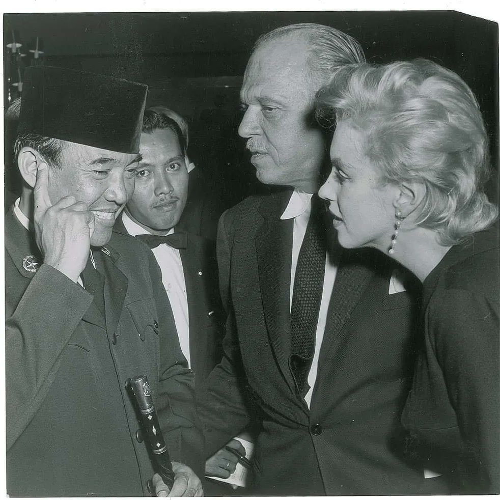 Clubpassionmar2's tweet photo. #marilynmonroe #clubpassionmarilyn #1956 #soekarno #presidentofindonesia #joshlogan #joshualogan https://t.co/w11gEmtwjI