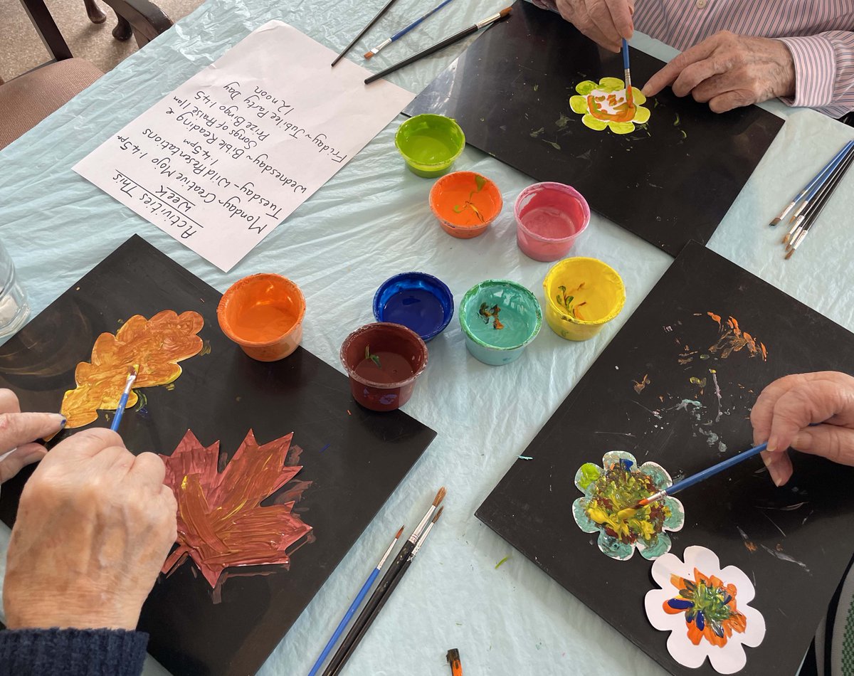 CoventryMojo's tweet photo. A great first workshop at Job's Close #CareHome in #Knowle such a fun afternoon with lovely residents painting beautifully for the #QueensPlatinumJubilee22 @Artsincarehomes @NAPAlivinglife @ageukcw @DementiaFriends @Alzheimers_Soc https://t.co/cYv7SMxh2e