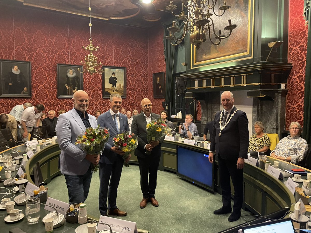 De raad heeft (vlnr) Wim Hoogervorst namens de SP, Win Bijman namens het CDA en Jan Franx namens Enkhuizen Vooruit en Nieuw Enkhuizen benoemd als wethouder. Gefeliciteerd en veel succes!