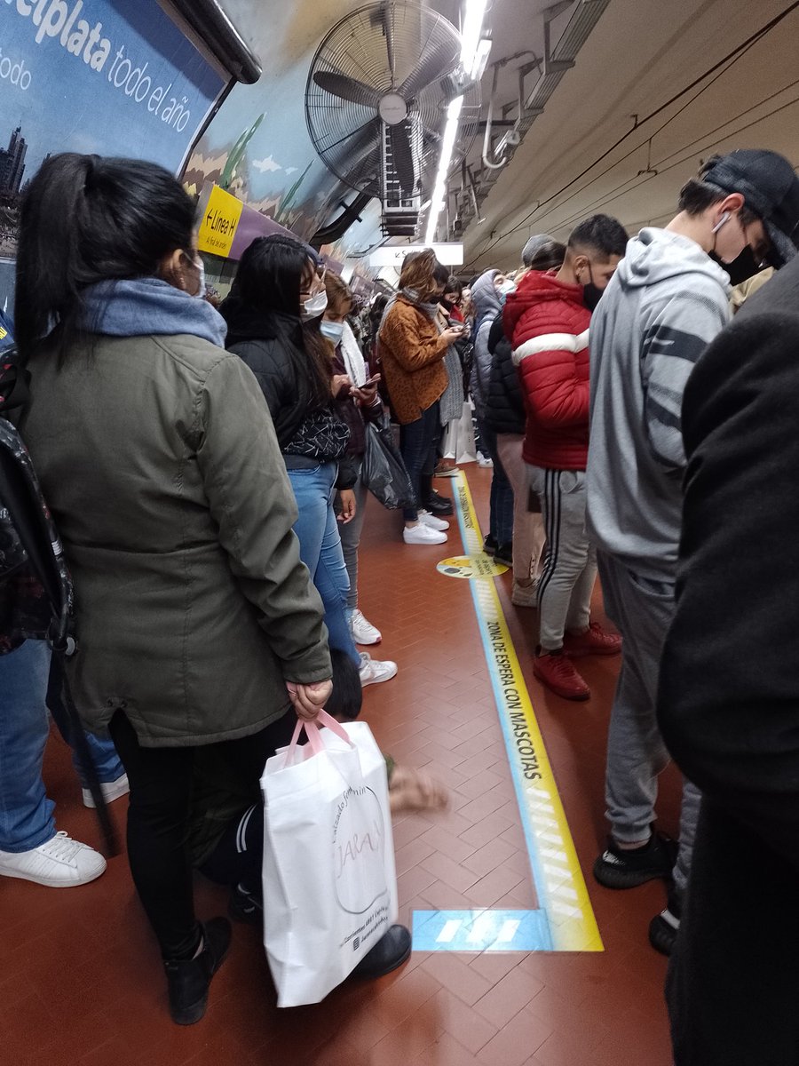 marh_h's tweet photo. #Emova #Subte espera sin fin!! Tren prometido a las 18:43🕖⏳19:00 ingresando a la estación!!😑 La mitad nos quedamos...😑😏😏 https://t.co/a80HW5lFJr