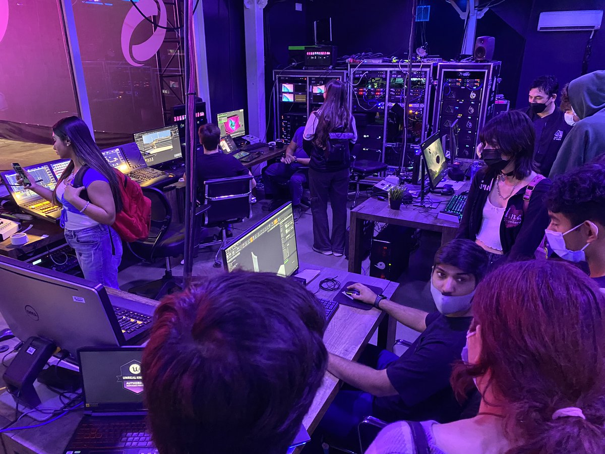 Recently @reelstartorg teamed up with @PRGlive to bring 50 LAUSD students to PRG's Virtual Studio in LA. Students were able to speak with PRG staff and get hands on with cutting edge technology. For internships and career ops with PRG, visit prg.com/en/about/caree…