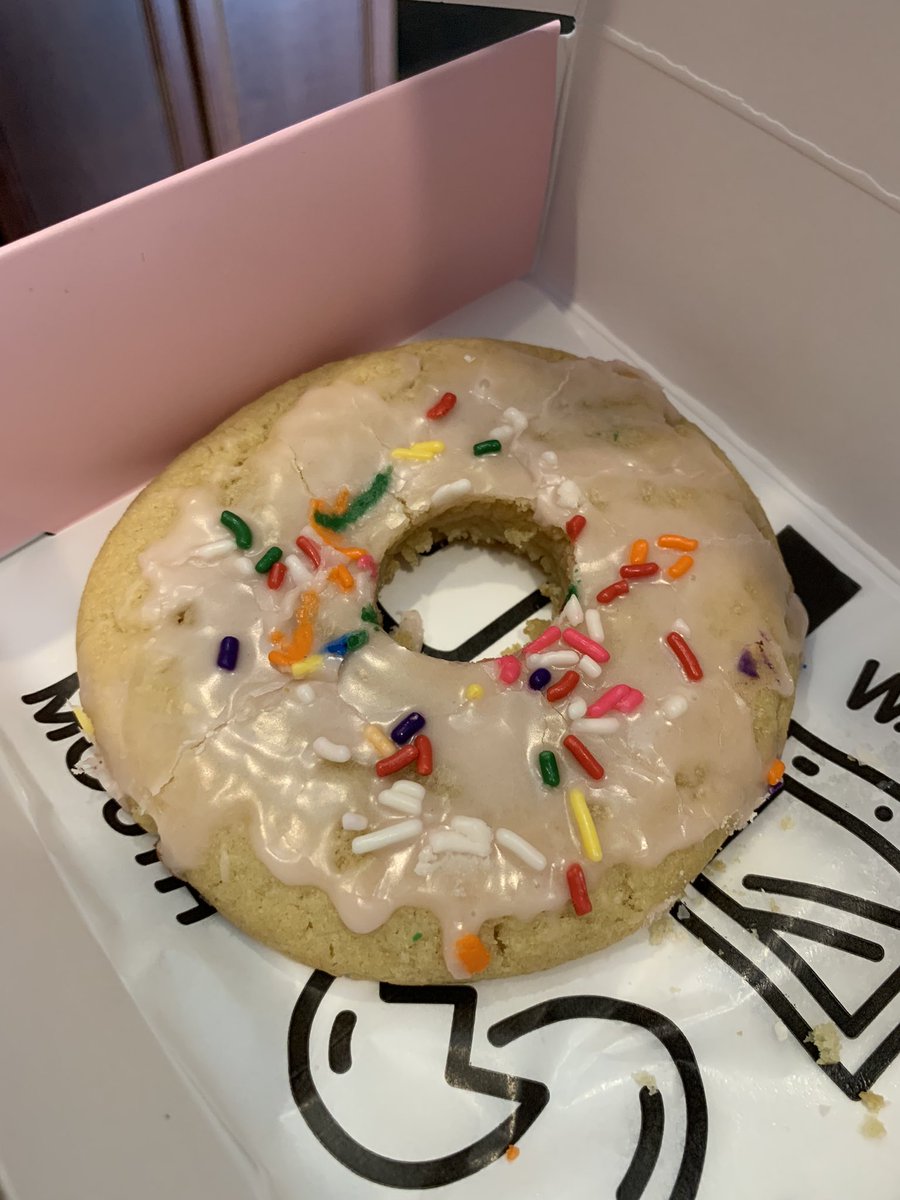 Hubby_Jay's tweet photo. Expectation Vs Reality 

This is disappointing Crumbl @CrumblCookies https://t.co/AQ1BuztYCv