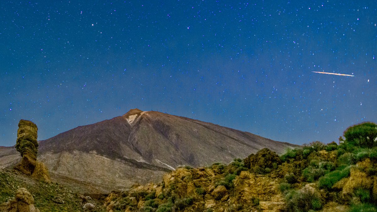 SkyportPhoto's tweet photo. No hubo gran tormenta de estrellas fugaces #Herculids pero si pude captar esta sobre el #Teide. @tiempobrasero https://t.co/ITdJwdWun9