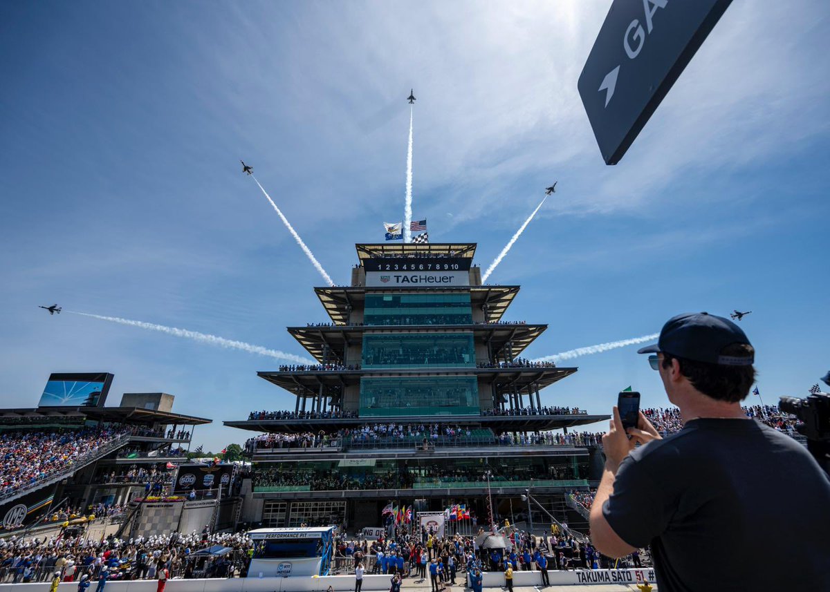 Still thinking about the flyovers…

📸: <a href="/AFThunderbirds/">Thunderbirds</a>