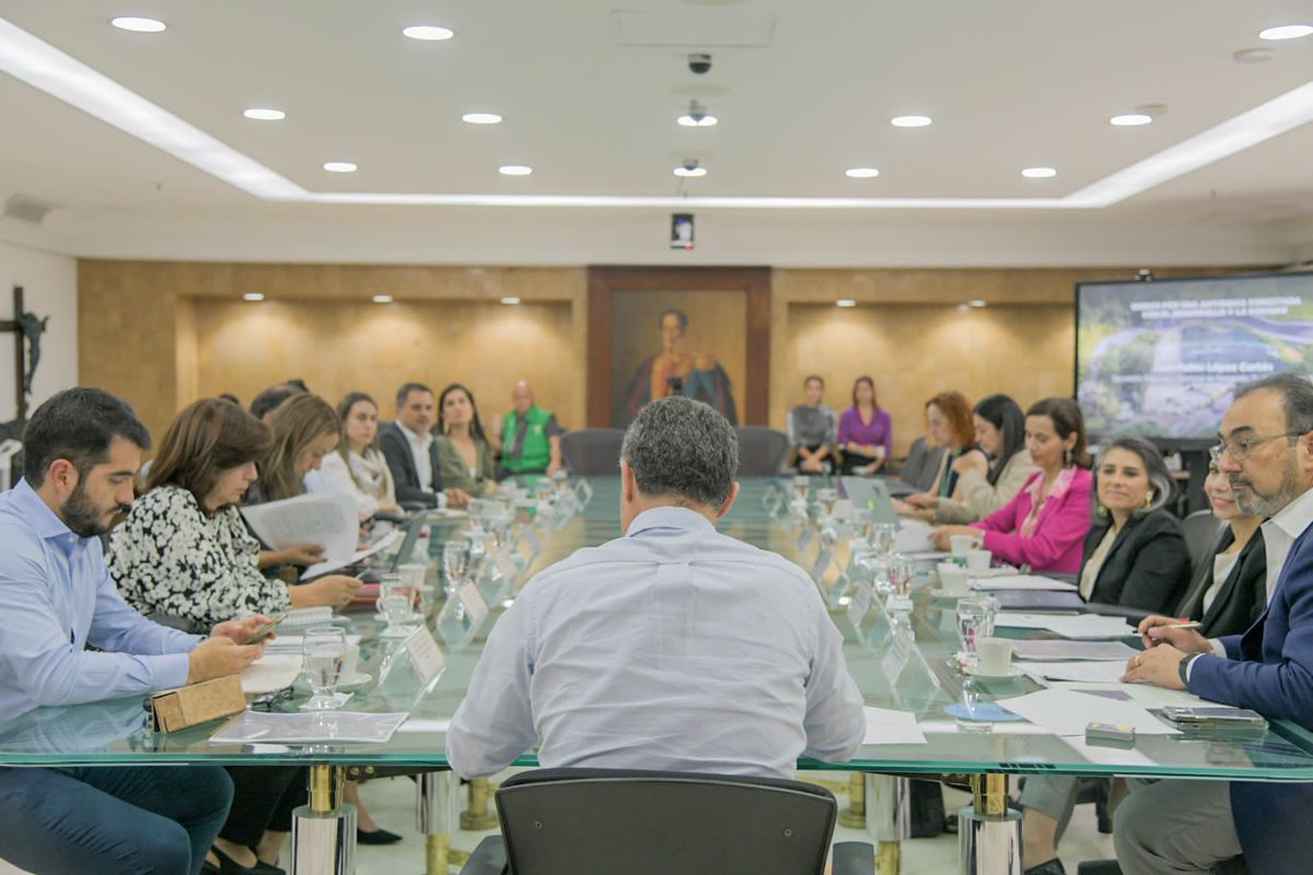 AnitaCastanedaG's tweet photo. Gracias @anibalgaviria por su compromiso con el futuro de nuestro departamento @GobAntioquia, trabajando UNIDOS con @AgendaCAF y su presidente ejecutivo @sergiodigra https://t.co/nZBd61Pnml