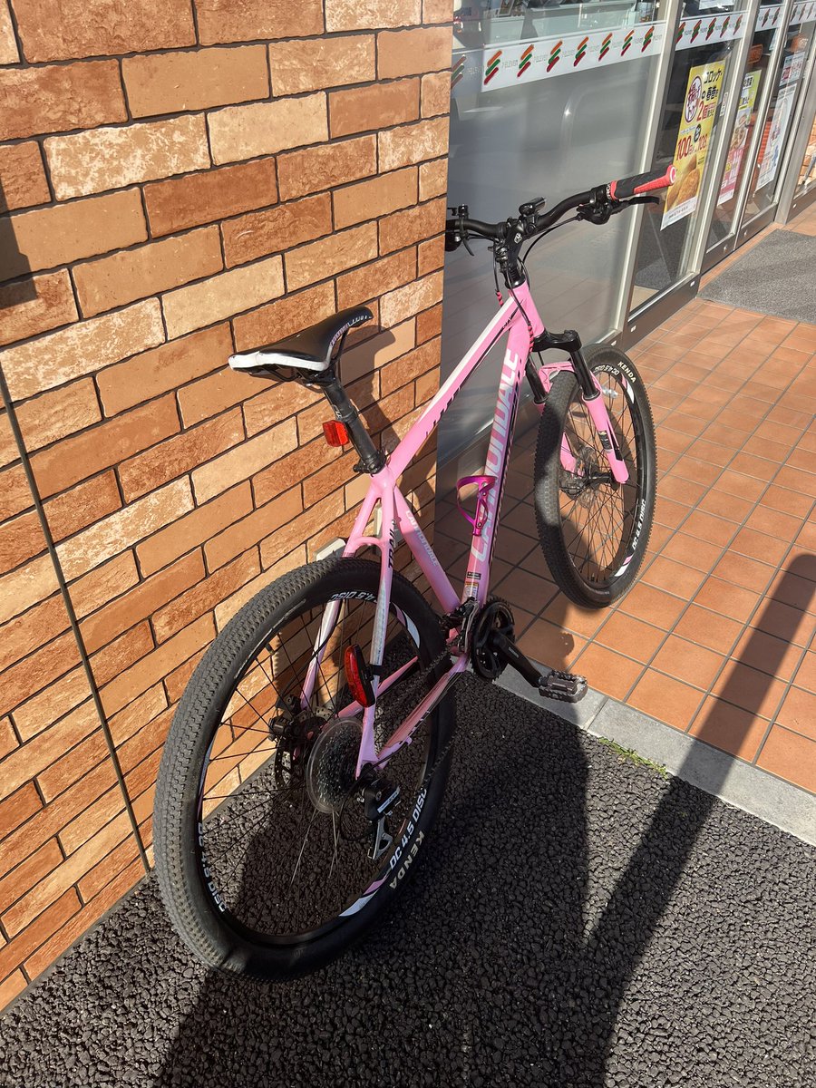 Hepela's tweet photo. 今日から6月。
バタバタだった決算月もようや終わったのでまた減量開始です。
手始めにチャリ通でスタート!🚲
半年ぶりに乗ったマウンテンバイク。
ロードに慣れ過ぎて違和感しか感じない…💦
#cannondale
#trail6 https://t.co/QwauCxL8R8