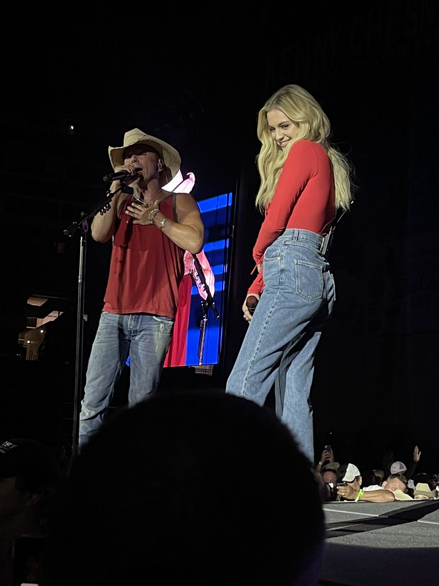 allisonhorton's tweet photo. @kennychesney @KelseaBallerini @noshoesnation @NissanStadium Here’s my favorite that I took of you two. https://t.co/DgEeXgwKNj