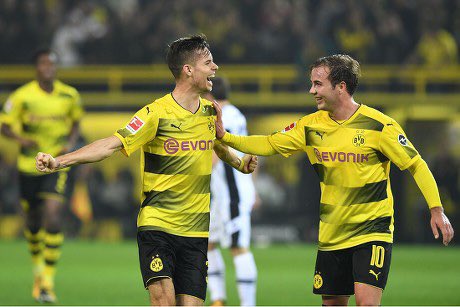 Como já tinha informado o Gotze está fechado 🤝

O jogador quis aproveitar as férias antes de viajar para Lisboa por isso a demora do anúncio do SL Benfica.

Vamos ter um meio campo mágico 🔴⚪️