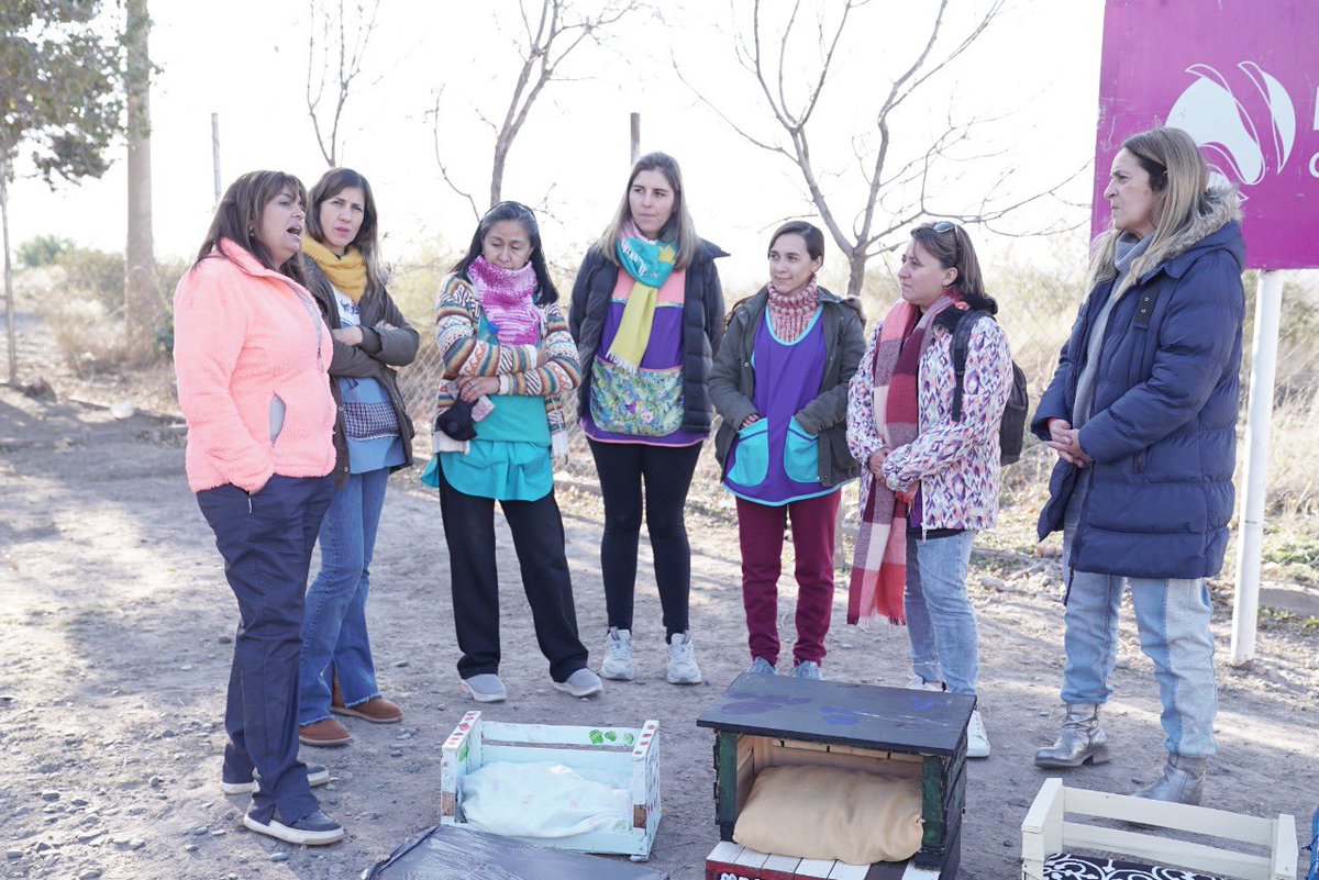 GiovanettL's tweet photo. 👉Tarde de aprendizaje y juegos en #BienestarAnimal en compañía de alumnos y alumnas de la Escuela Primaria 309 de la Ciudad de Neuquén. Nos regalaron #Cuchas realizadas por ellos y ellas 🐕🐾🦮
#SecretariaDeCiudadania
#MunicipalidadDeNeuquen💙
@MarianoGaidoOk 
@andreaferraciol https://t.co/czz3zOdyyB