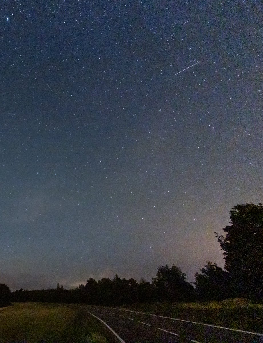 A #TauHerculids meteor crosses sky over #Polaris star. Riner (#Catalonia) 41°54'24.5'N 1°32'02.2'E (41.906812, 1.533946) May 31, 2022 at 04:05:57 (UTC+2) #Herculids #Meteorshower #TauHerculids2022 @Josep_Trigo @estelsiplanetes