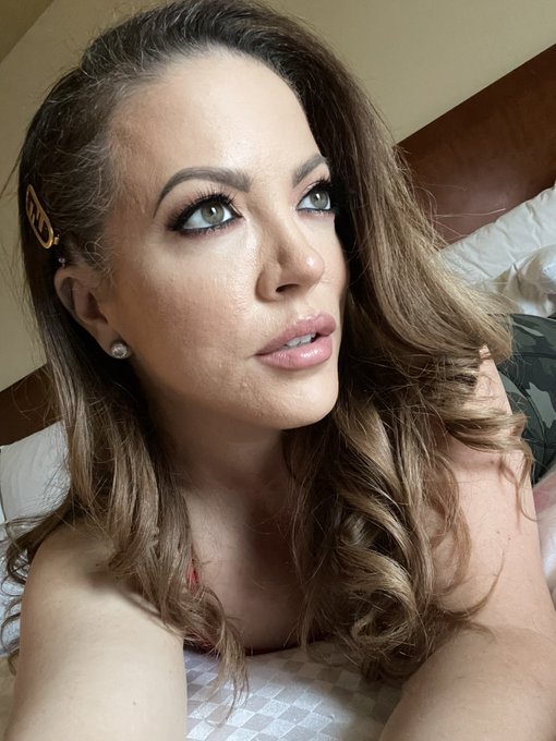 I&rsquo;m not a big fan of overly photoshopped photos of me&hellip;. Like what&rsquo;s the point, I want to look like what<a href="/tag/nationaldonutday"class="tags"><span>#nationaldonutday</span></a>