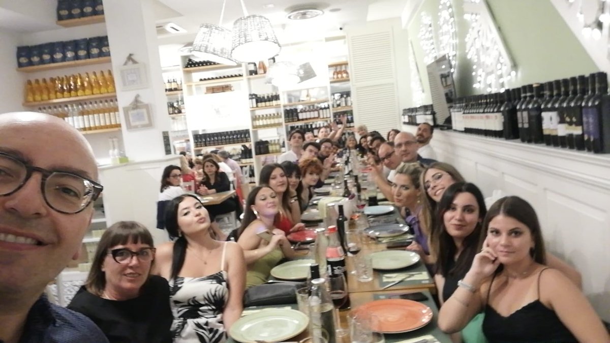 PaolaCavallo172's tweet photo. #maturandi
#Liside
I nostri ragazzi stanno per affrontare il fatidico esame, ma intanto...
una fantastica serata insieme💟 https://t.co/BhUvLwjHrc