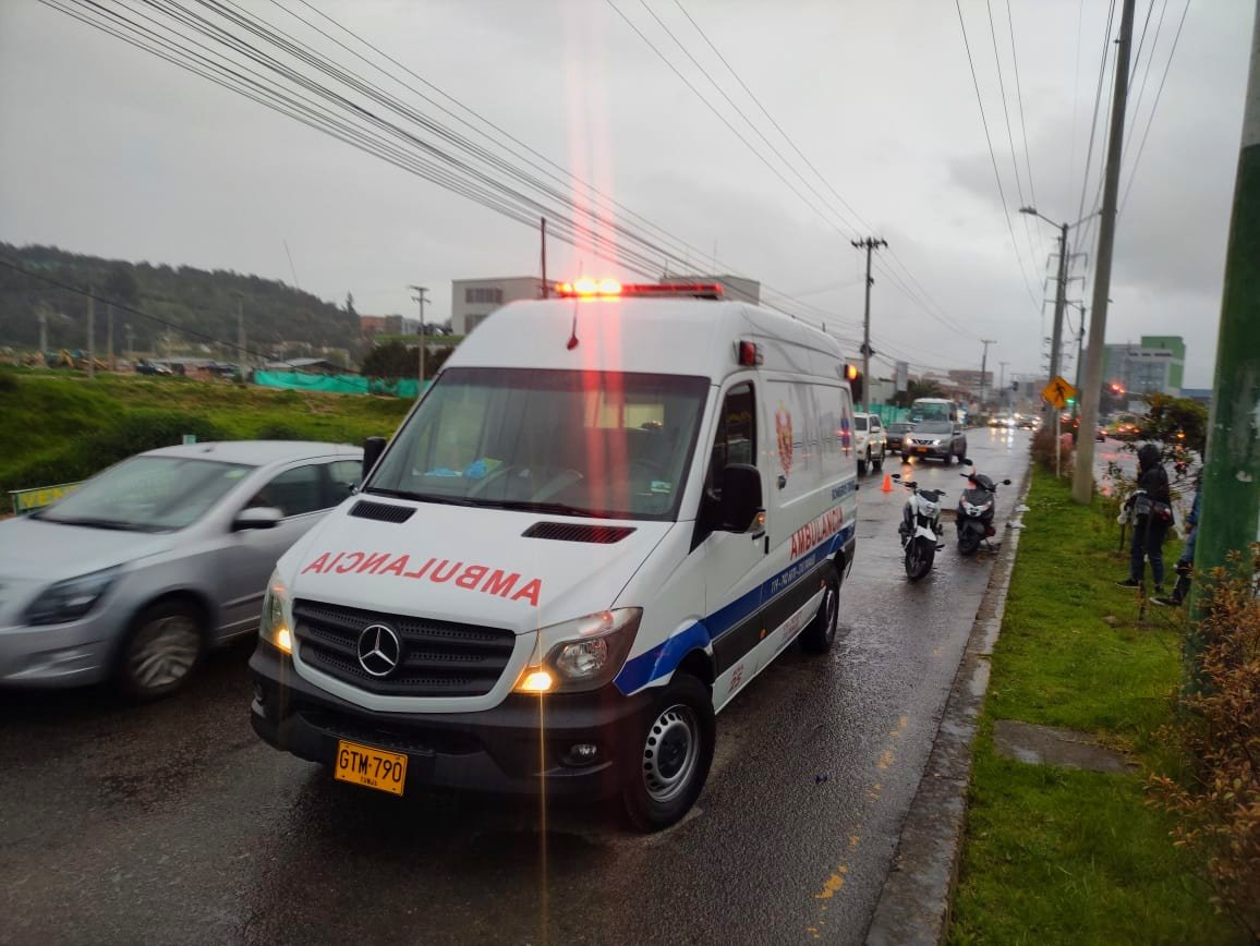 bomberostunja's tweet photo. 🚨#HaceUnosMinutos | Tripulación de la 🚑M25 atendió llamado de la comunidad, por accidente de  tránsito💥 en la📍Av. Universitaria, a la altura del CC. Viva #Tunja, donde un motociclista sufrió caída. https://t.co/VY70DcmxTM