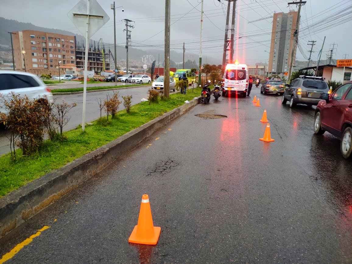 bomberostunja's tweet photo. 🚨#HaceUnosMinutos | Tripulación de la 🚑M25 atendió llamado de la comunidad, por accidente de  tránsito💥 en la📍Av. Universitaria, a la altura del CC. Viva #Tunja, donde un motociclista sufrió caída. https://t.co/VY70DcmxTM