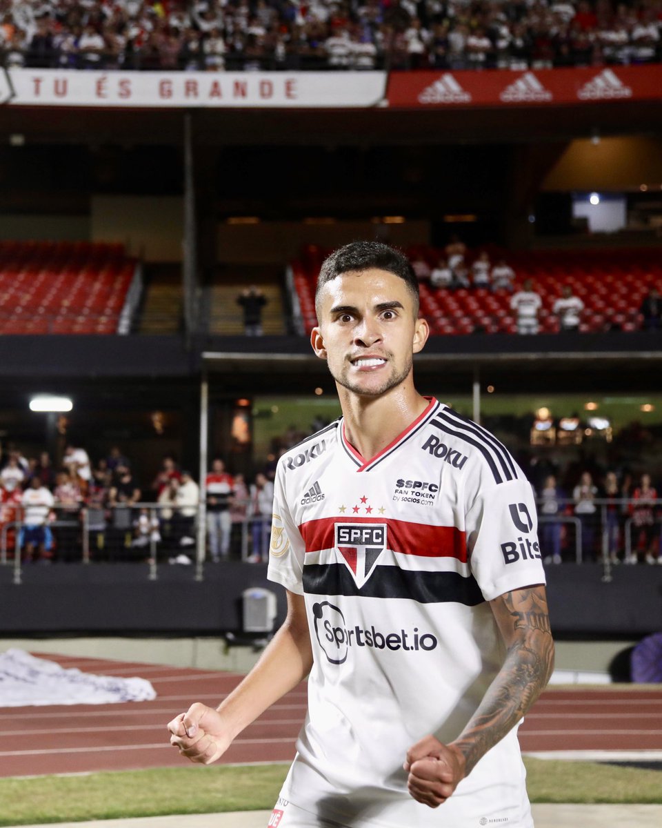 SaoPauloFC's tweet photo. Quando você lembra que marcou 3️⃣ gols nos últimos 3️⃣ jogos que disputou!

#MadeInCotia 🚆
#VamosSãoPaulo 🇾🇪 https://t.co/Cko6DlmfmE