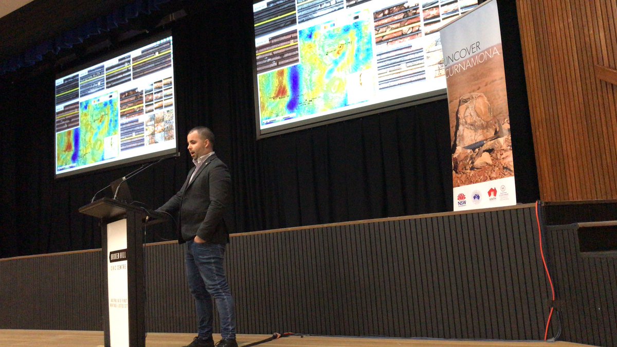anna_chica's tweet photo. @Tomo_wise in his drilling element at #UncoverCurnamona - speaking on the GSSA/MinExCrc National Drilling Initiative in the #Delamerian region of #SouthAustralia - fascinating insights into possible #CambrianArc geology under cover! #GSSArocks @DEM_sagov #geoscience #minerals https://t.co/dzpHUEABws