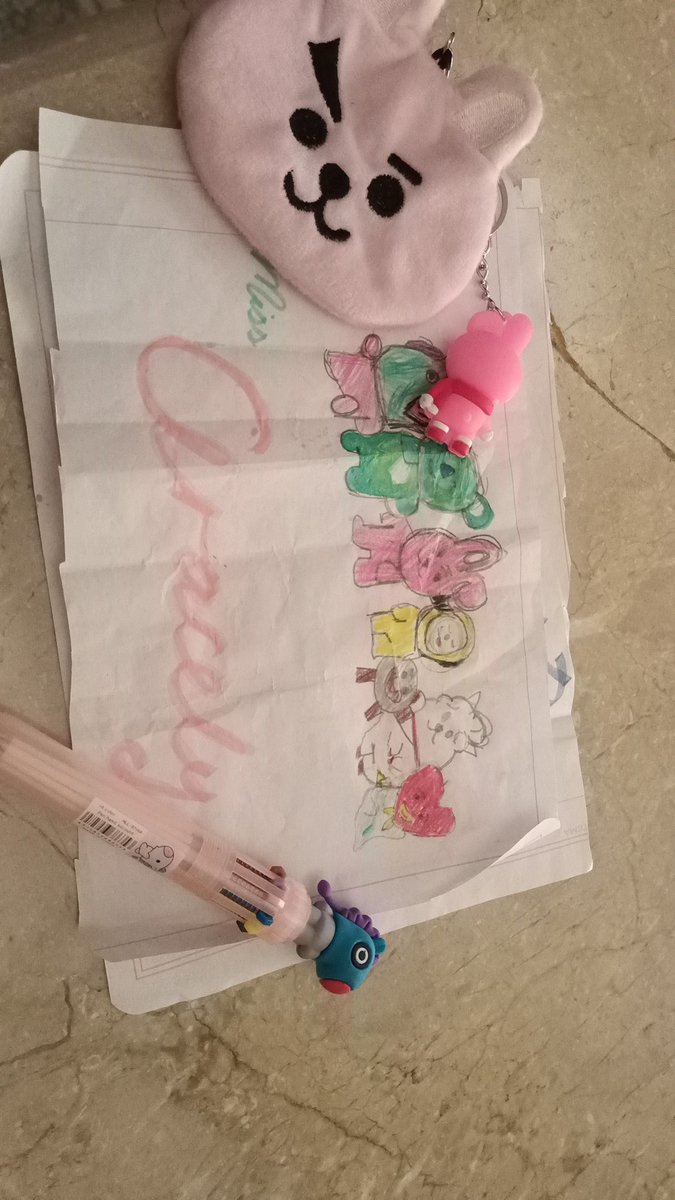 AraSempai's tweet photo. Muy chafita la foto pero quiero presumir que mis bebés de 5to me dieron regalitos de los Bities 🥹💕 soy muy feliz 💕 https://t.co/5PfCIo2Jjh