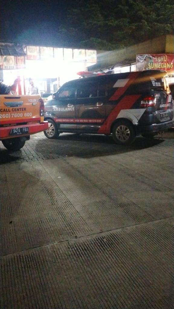 Kentarockers's tweet photo. Man teman yg butuh Unit ambulan medis atauoun Mobil Jenazah ke WA aja ya 082119496656.
Ini bbrp kali gw posting soal penggunaan jasa ambulan gratis..kadang kalo di DM suka lama respon .. Hampura ya yg dah DM low respon🙏🙏.. https://t.co/H24fkppd12