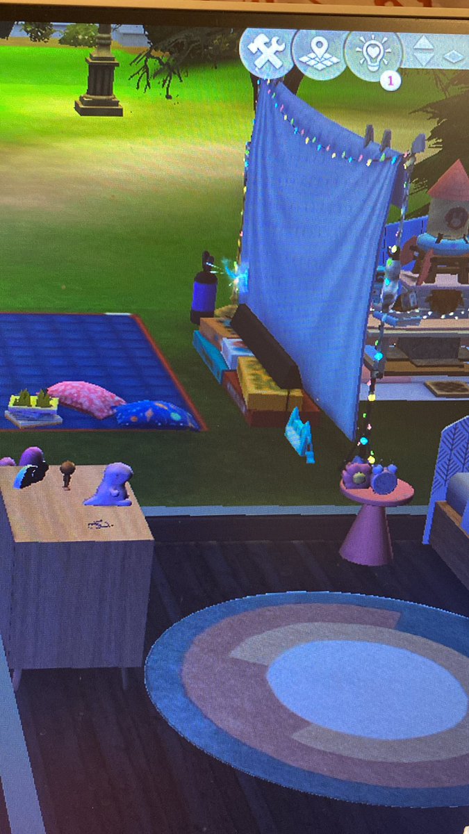 Shayy626's tweet photo. @TheSims excuse me, aren’t these items I’m i dunno MEANT to be outside??? https://t.co/gNMv342I2D