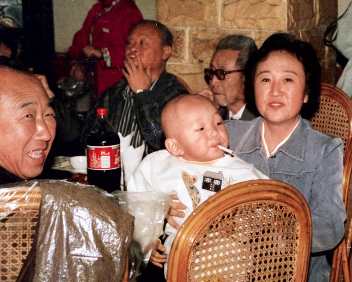 Reach4ACopsGun's tweet image. Chinese cigarette weddings in the 1980s