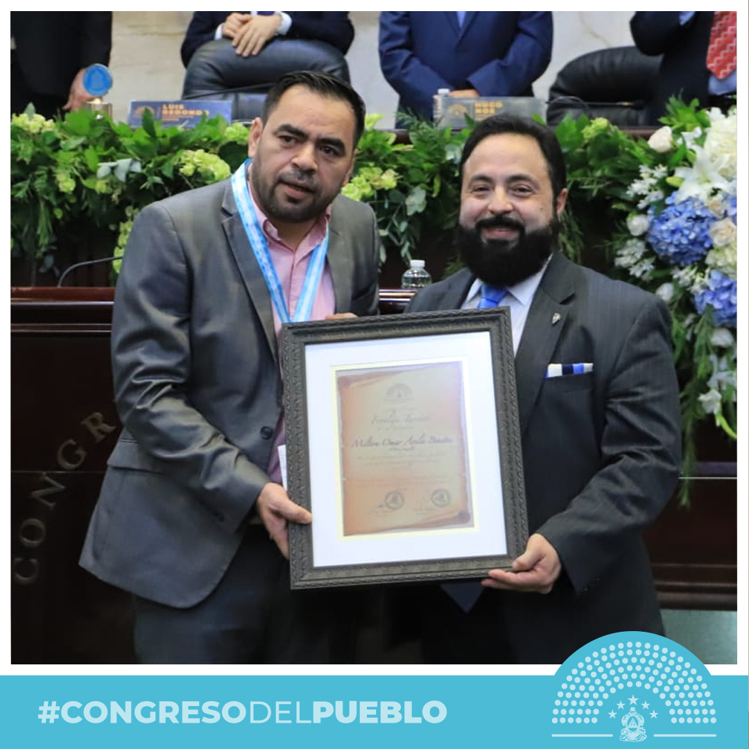 Congreso_HND's tweet photo. 🎖Entrega del Premio “Froylán Turcios” al periodista, @MiltonBeniteztv, El Perro Amarillo. https://t.co/8gNjb4D2WG
