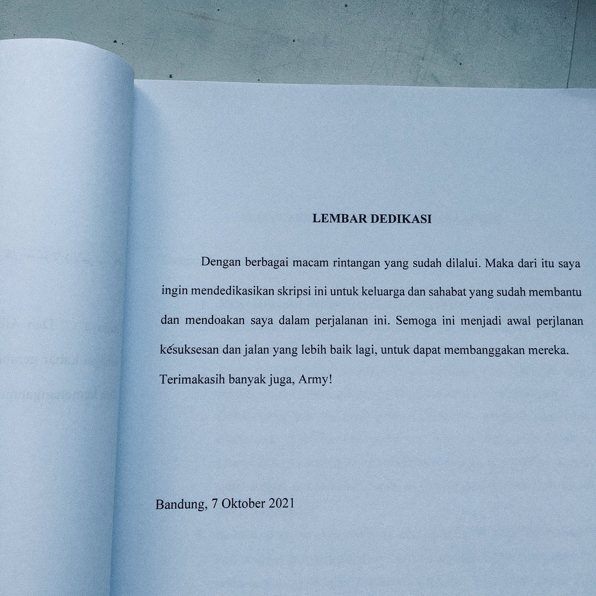 lilbitsuga_r's tweet photo. Alhamdulillah, terimakasih banyak temen temen army yang kemarin sudah bantu aku dalam proses pengisian angket penelitian skripsi ini. 

Namjoon, Jin, Yoongi, Hobi, Taehyung, Jiminie, Jungkookie I Did it! 

Officially S.I.Kom💜✨ https://t.co/GtYhy1CRLg